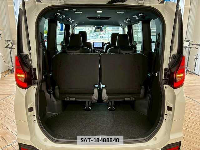 Toyota NOAH 2022-08 7822729-12