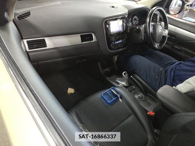 Mitsubishi OUTLANDER PHEV 2014 7814410-2