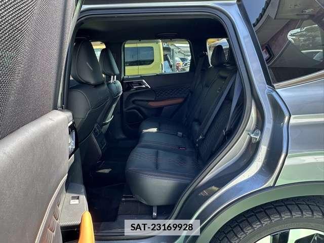 Mitsubishi OUTLANDER 2023-03 7814265-5