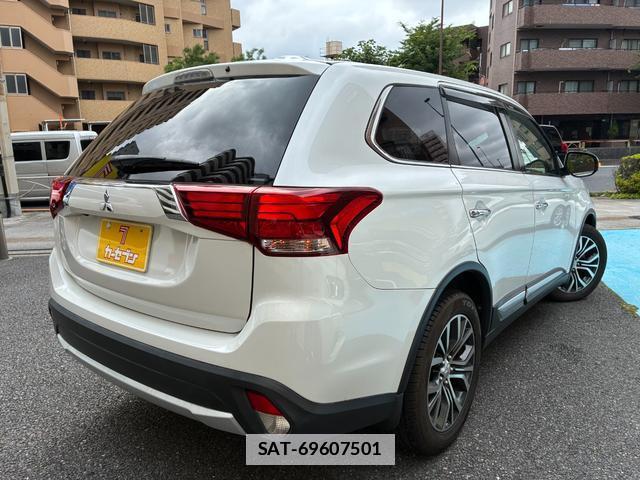 Mitsubishi OUTLANDER 2015-08 7820571-1