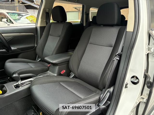 Mitsubishi OUTLANDER 2015-08 7820571-15