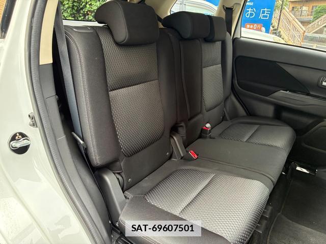 Mitsubishi OUTLANDER 2015-08 7820571-16