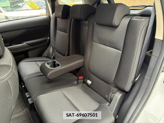 Mitsubishi OUTLANDER 2015-08 7820571-17