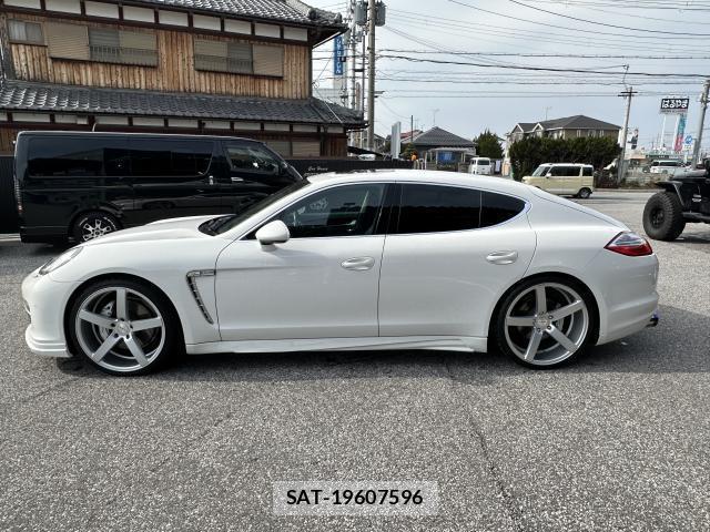 Porsche PANAMERA 2011-05 7817872-1
