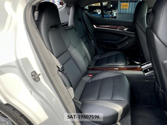 Porsche PANAMERA 2011-05 7817872-9