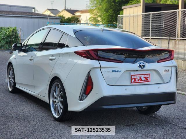 Toyota PRIUS PHV 2018-02 7813924-10