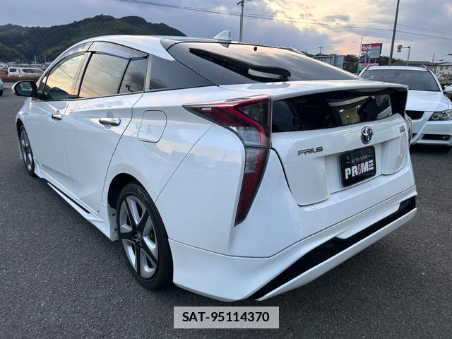 Toyota PRIUS 2016-08 7811845-1