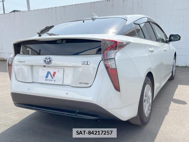 Toyota PRIUS 2017-06 7814337-17
