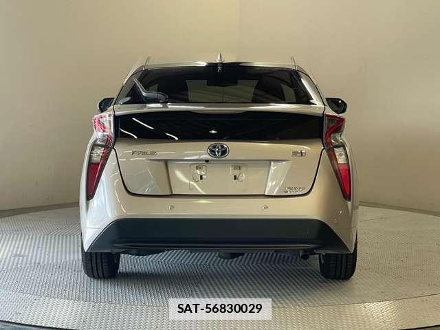 Toyota PRIUS 2016-05 7818348-1