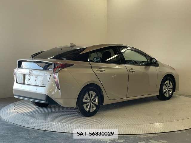 Toyota PRIUS 2016-05 7818348-11