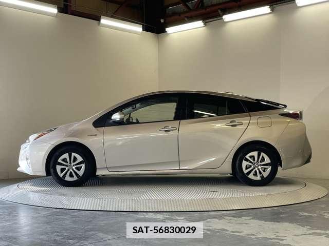 Toyota PRIUS 2016-05 7818348-17