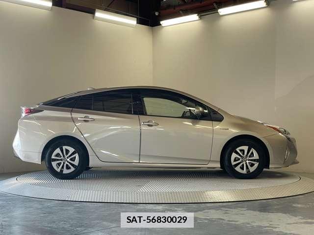 Toyota PRIUS 2016-05 7818348-2