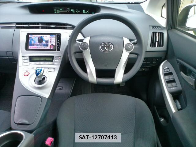 Toyota PRIUS 2013-05 7820706-2
