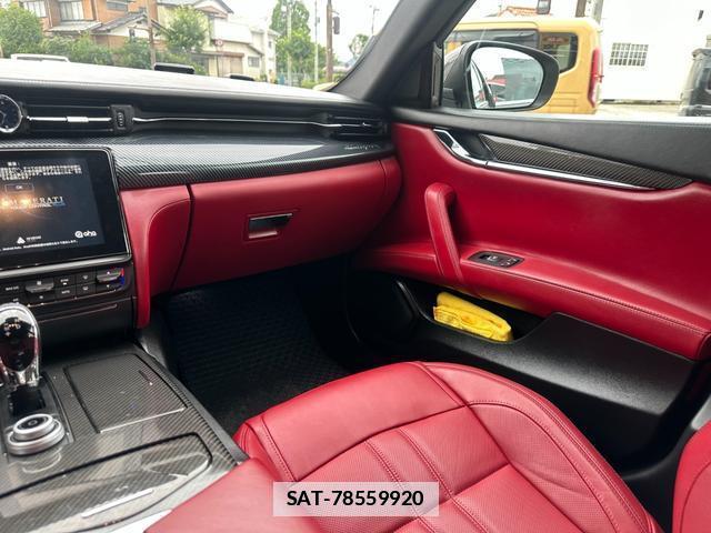 Maserati QUATTROPORTE 2018-07 7812480-17