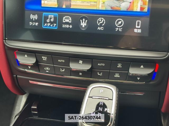 Maserati QUATTROPORTE 2019-12 7820402-16