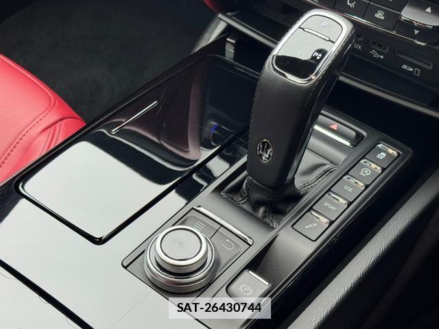 Maserati QUATTROPORTE 2019-12 7820402-18