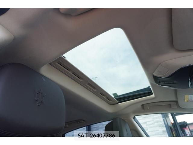 Maserati QUATTROPORTE 2017-07 7820601-16