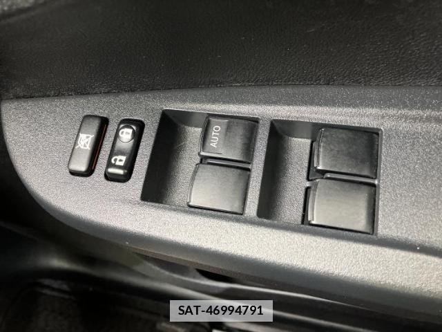 Toyota RACTIS 2011-03 7821769-17