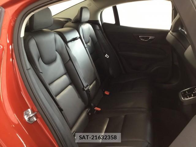 Volvo S60 2022-07 7817837-10