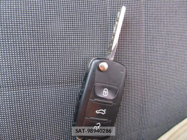 VolksWagen UP! 2012-10 7819526-7