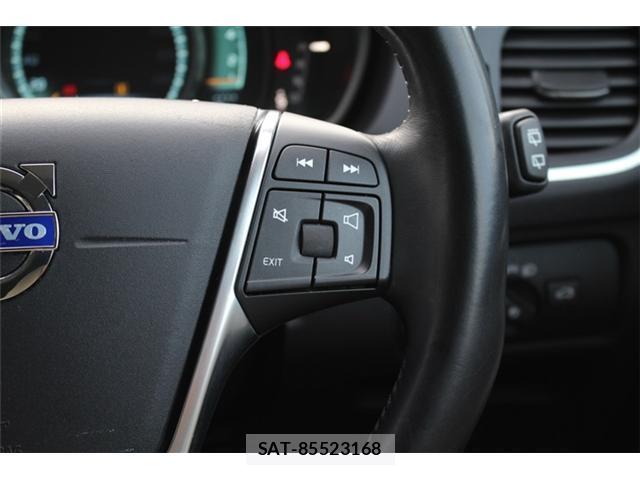 Volvo V40 2014-08 7817459-11
