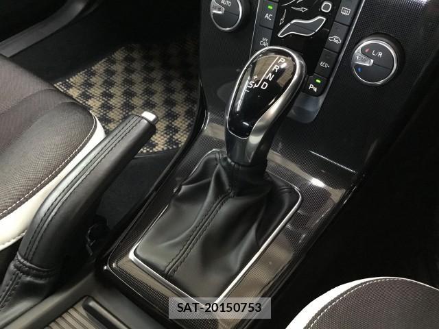 Volvo V40 2019-02 7817835-15