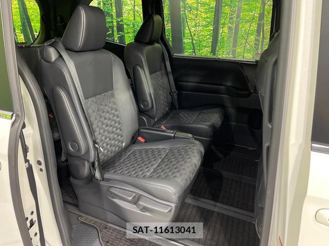Toyota VOXY 2023-10 7811745-9