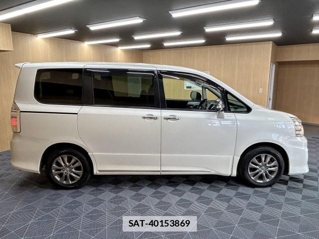 Toyota VOXY 2013-11 7812087-2