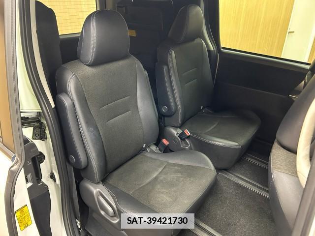 Toyota VOXY 2013-11 7812094-15