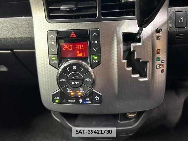Toyota VOXY 2013-11 7812094-17