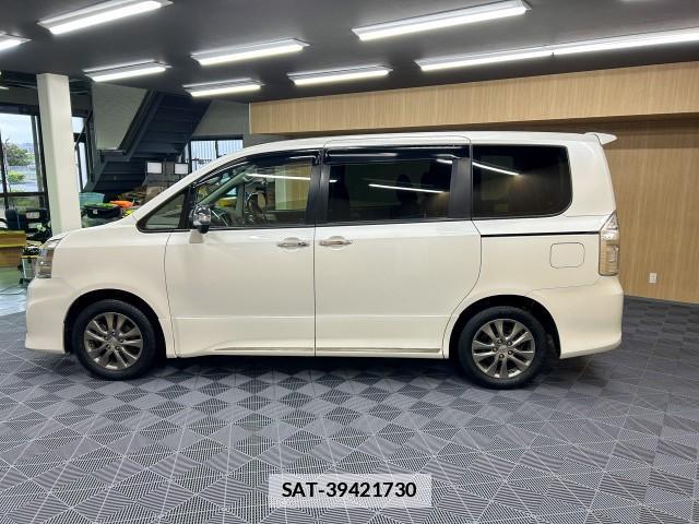 Toyota VOXY 2013-11 7812094-2