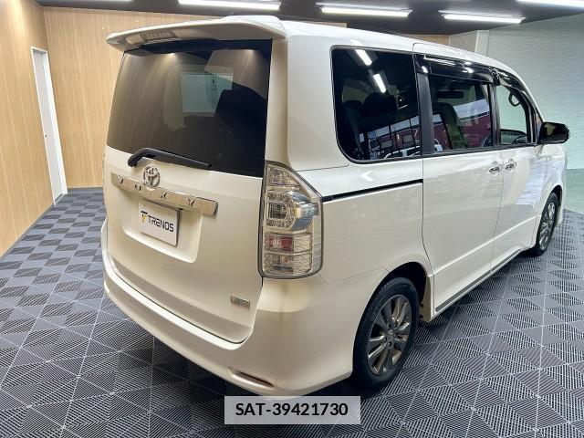 Toyota VOXY 2013-11 7812094-3