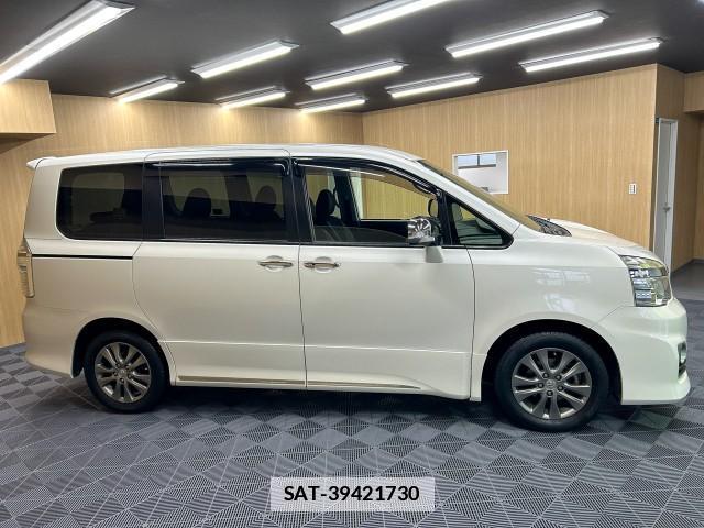 Toyota VOXY 2013-11 7812094-4