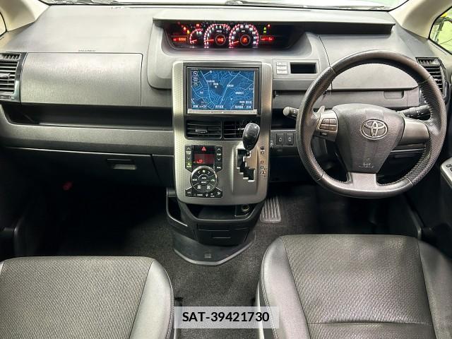 Toyota VOXY 2013-11 7812094-5