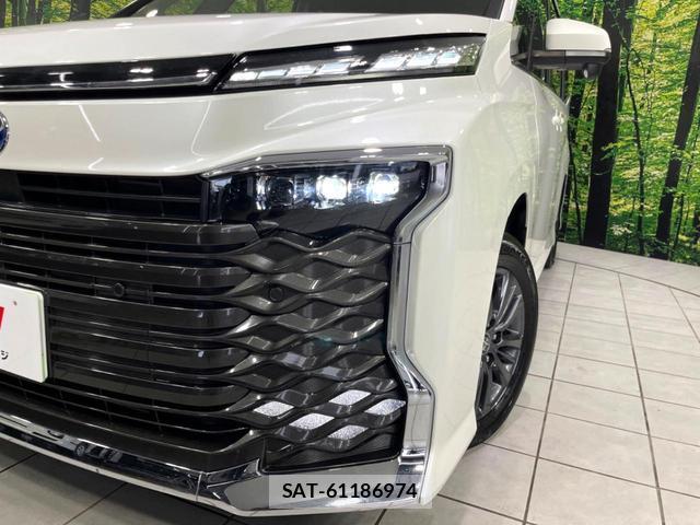 Toyota VOXY 2025-10 7812432-13