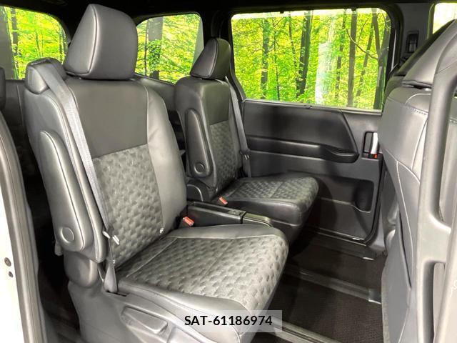 Toyota VOXY 2025-10 7812432-9