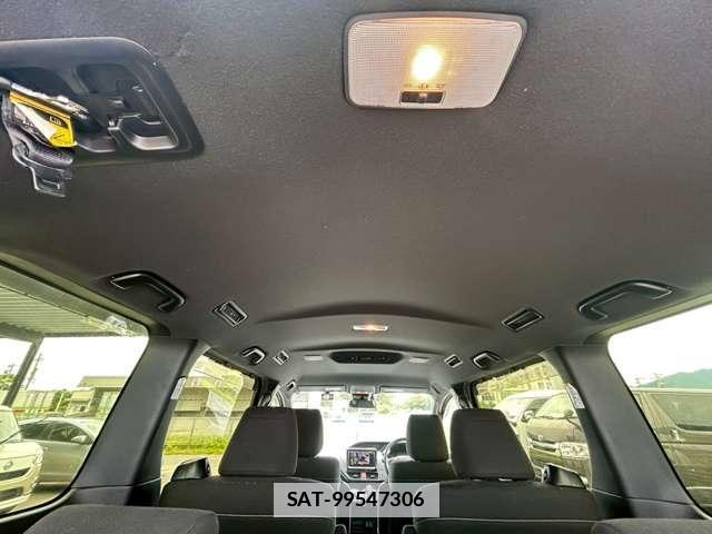Toyota VOXY 2017-07 7812643-16