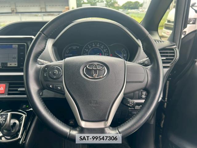 Toyota VOXY 2017-07 7812643-17