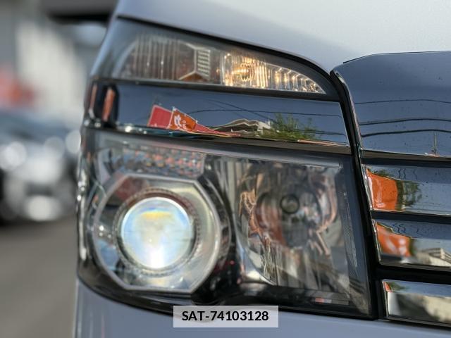 Toyota VOXY 2011-08 7812813-19