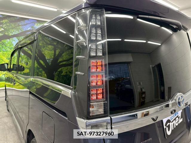 Toyota VOXY 2015-02 7813774-14