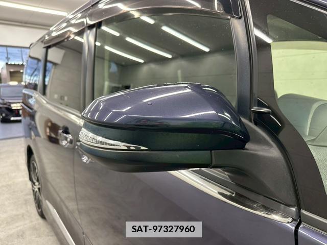 Toyota VOXY 2015-02 7813774-15
