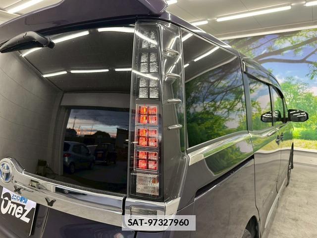 Toyota VOXY 2015-02 7813774-5