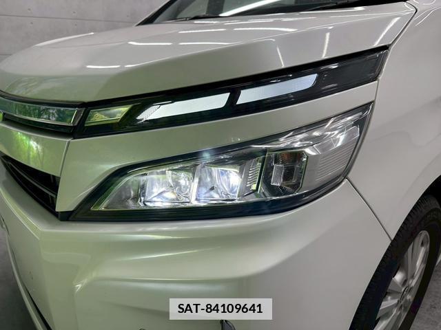 Toyota VOXY 2019-12 7813775-11