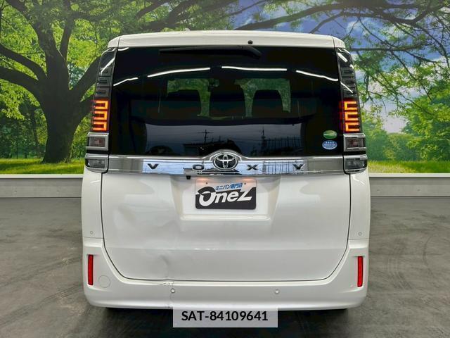 Toyota VOXY 2019-12 7813775-9