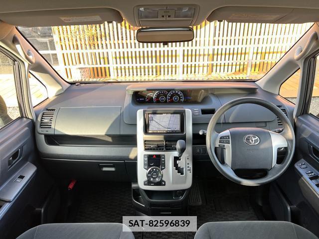 Toyota VOXY 2011-02 7813796-2