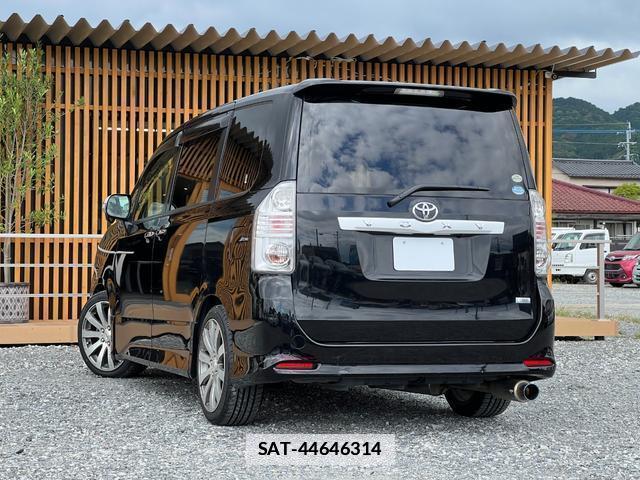 Toyota VOXY 2010-01 7813828-1