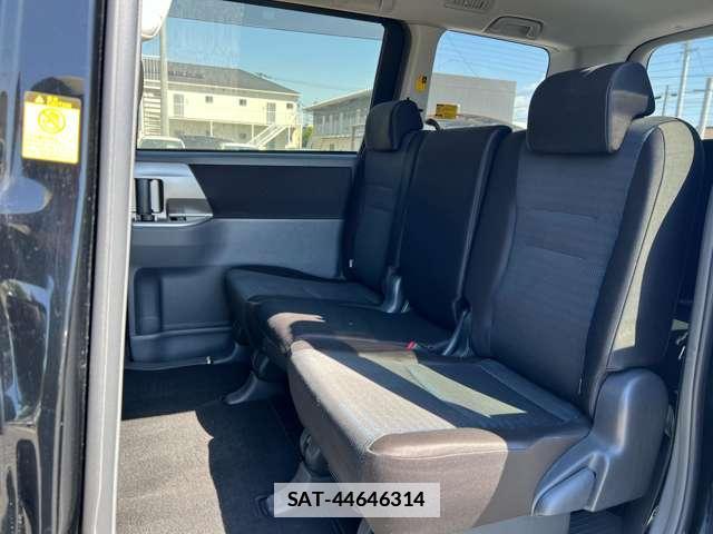 Toyota VOXY 2010-01 7813828-17