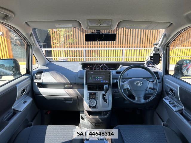 Toyota VOXY 2010-01 7813828-2