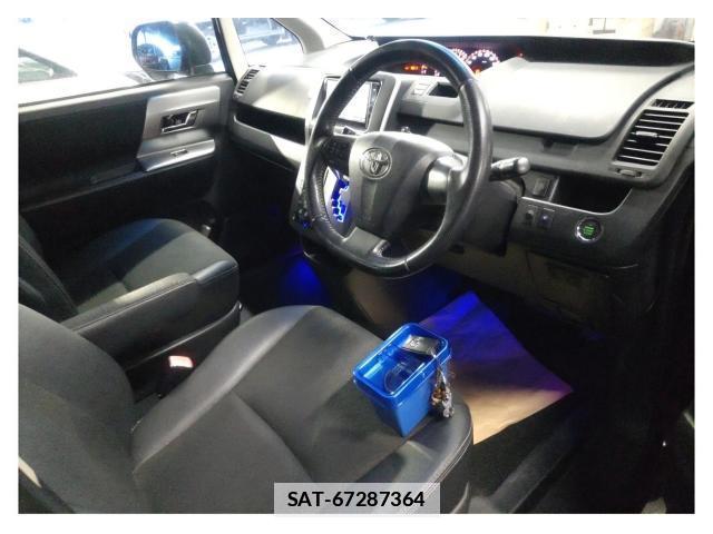 Toyota VOXY 2013-06 7814202-2