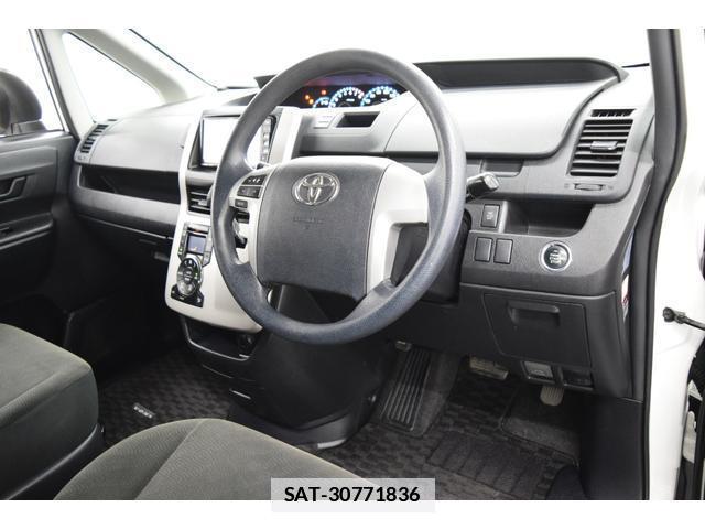Toyota VOXY 2010-09 7814567-16